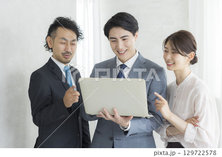 ノートパソコンを持つビジネスマンとビジネスウーマン　  129722578