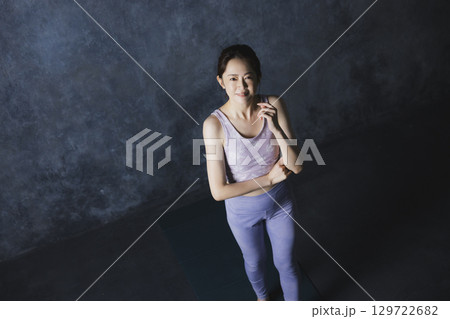 ヨガをする女性 ヨガをする女性 129722682