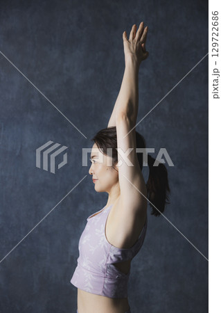 ヨガをする女性 ヨガをする女性 129722686