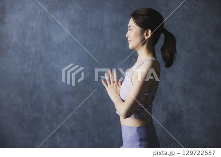 ヨガをする女性 ヨガをする女性 129722687