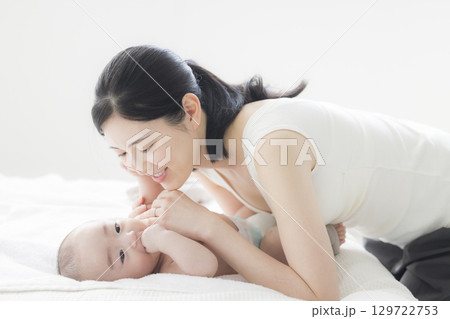赤ちゃんのお世話をする若い母親　　 129722753