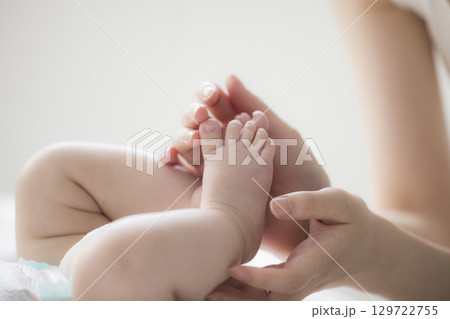 赤ちゃんのお世話をする若い母親　　 129722755