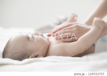 赤ちゃんのお世話をする若い母親　　 129722757