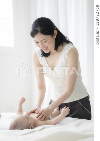 赤ちゃんのお世話をする若い母親　　 129722759