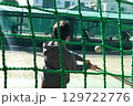 バッティングセンターで野球ボールをバットで打つ子ども　ストレス発散 129722776