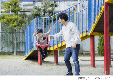 公園で遊ぶ親子　 　 129722787