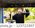 公園の遊具で遊ぶ笑顔の小学生の子供 アジアの日本人 129722807