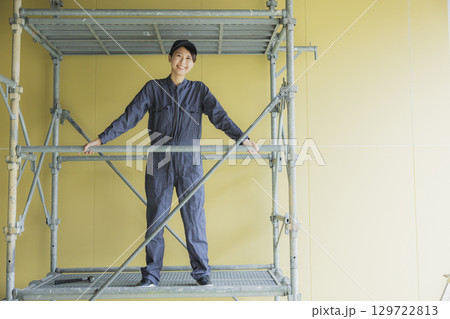 建築現場で働く若い女性作業員 129722813