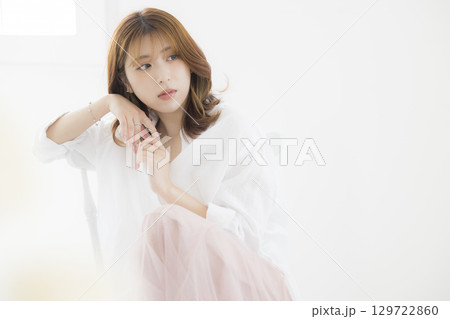 髪をかきあげる女性 129722860
