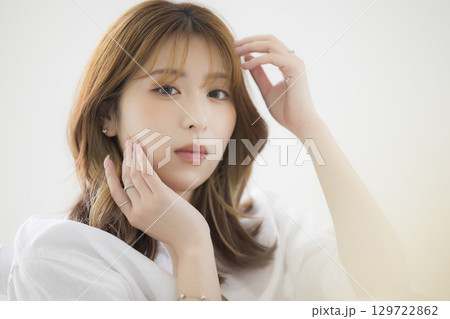 髪をかきあげる女性 髪をかきあげる女性 129722862