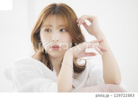 髪をかきあげる女性 髪をかきあげる女性 129722863