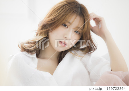 髪をかきあげる女性 129722864