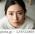 困り顔の女性 129722869