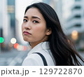 困り顔の女性 129722870