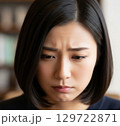 困り顔の女性 129722871