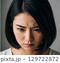 怒り顔の女性 129722872