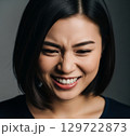 笑い顔の女性 129722873