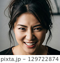 笑い顔の女性 129722874
