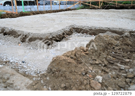 住宅の基礎工事（捨てコン打設前の床付け） 129722879