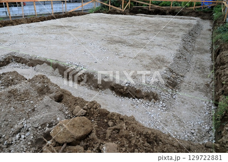 住宅の基礎工事（捨てコン打設前の床付け） 129722881