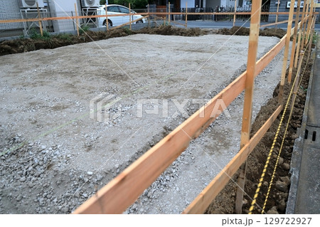 住宅の基礎工事(捨てコン打設前の床付け) 住宅の基礎工事(捨てコン打設前の床付け) 129722927