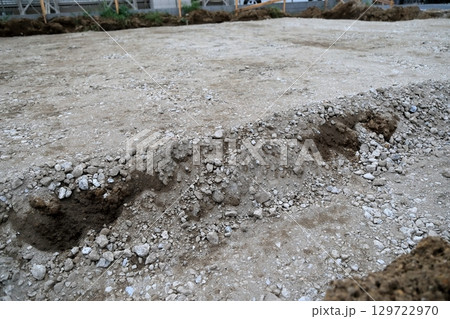 住宅の基礎工事（捨てコン打設前の床付け） 129722970