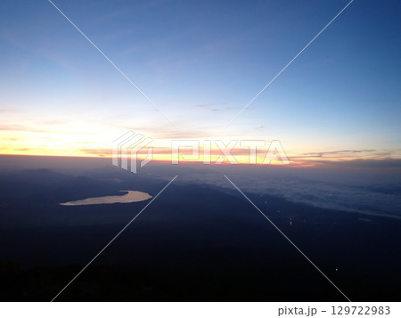 富士山本六合目から見る日の出と山中湖 富士山本六合目から見る日の出と山中湖 129722983