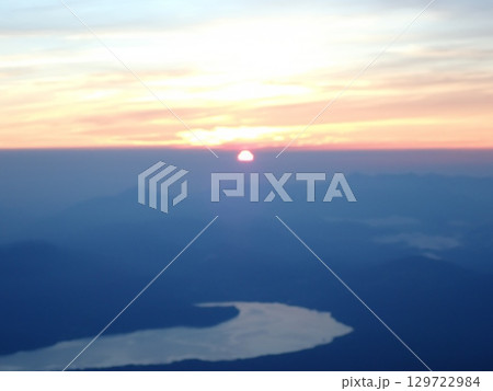 富士山本六合目から見る日の出と山中湖 129722984