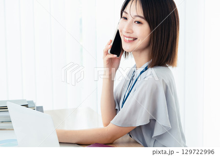 オフィスで通話する女性 オフィスで通話する女性 129722996