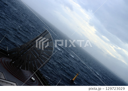 荒天の海ほたるパーキングエリアにそびえる建設時に活躍したシールドマシンの切削刃のモニュメント 129723029