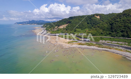 白米千枚田と隆起した海岸線 令和6年能登半島地震と豪雨被害から修復が進む白米千枚田 空撮 白米千枚田と隆起した海岸線 令和6年能登半島地震と豪雨被害から修復が進む白米千枚田 空撮 129723489