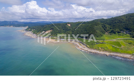 白米千枚田と隆起した海岸線 令和6年能登半島地震と豪雨被害から修復が進む白米千枚田 空撮 白米千枚田と隆起した海岸線 令和6年能登半島地震と豪雨被害から修復が進む白米千枚田 空撮 129723491