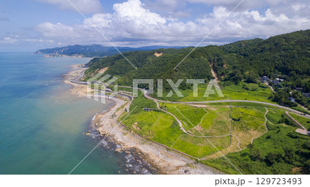 白米千枚田と隆起した海岸線 令和6年能登半島地震と豪雨被害から修復が進む白米千枚田 空撮 白米千枚田と隆起した海岸線 令和6年能登半島地震と豪雨被害から修復が進む白米千枚田 空撮 129723493