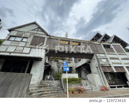 栃木県　おしゃれで立派なのに無人の川治温泉駅 129723618