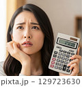 家計がピンチの女性 129723630