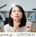 何か閃いた女性 129723631
