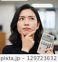 何か閃いた女性 129723632