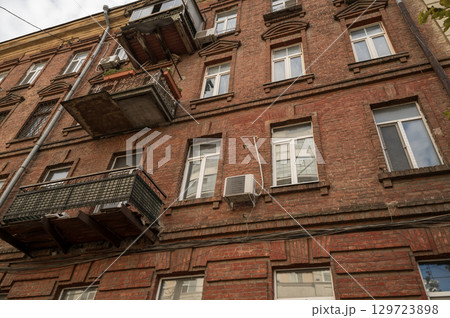 A large brick building 129723898