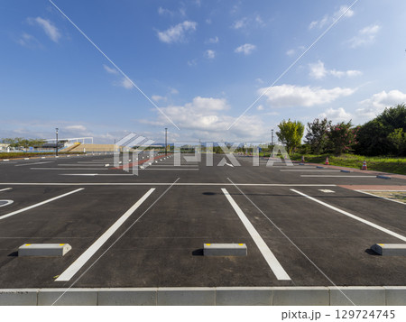 新しく完成した駐車場の風景 129724745