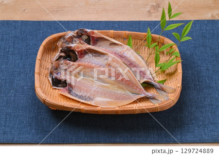 未加熱・未調理です。アジの干物、鯵のひもの、海鮮食材、あじの開きの乾物。 129724889