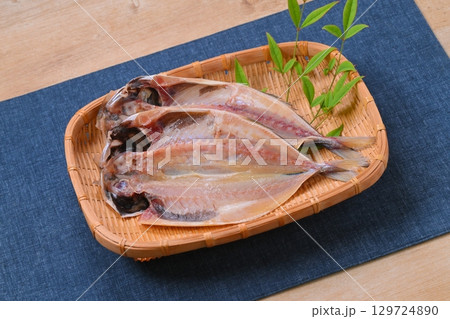 未加熱・未調理です。アジの干物、鯵のひもの、海鮮食材、あじの開きの乾物。 未加熱・未調理です。アジの干物、鯵のひもの、海鮮食材、あじの開きの乾物。 129724890