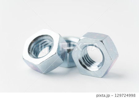 白背景にナット 129724998