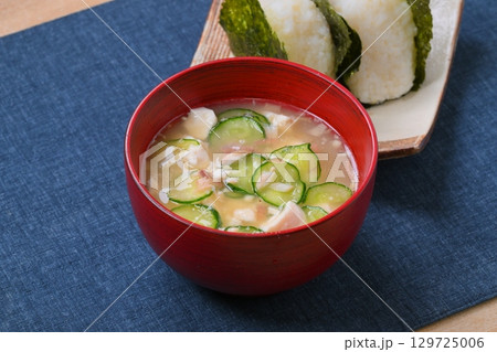 冷や汁とお握り、冷たい味噌汁、郷土料理、夏料理、冷たい味噌汁。具材はキュウリ、鯵干物、豆腐、ミョウガ 冷や汁とお握り、冷たい味噌汁、郷土料理、夏料理、冷たい味噌汁。具材はキュウリ、鯵干物、豆腐、ミョウガ 129725006