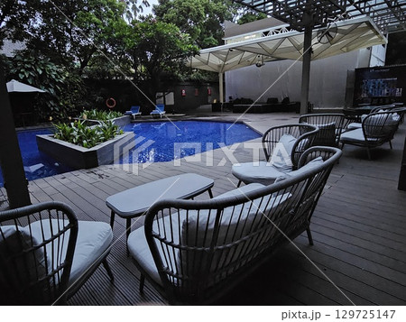 this is a swimming pool area in the hotel 129725147