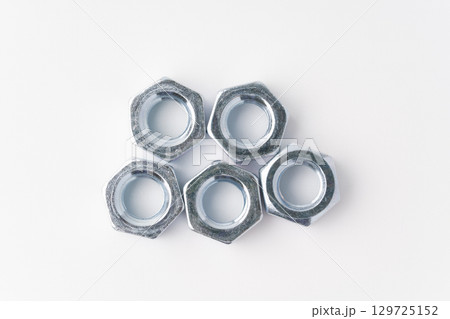 白背景にナット 129725152