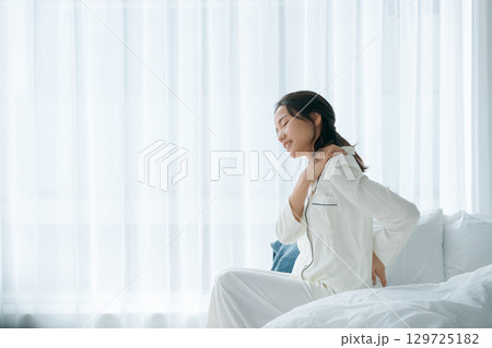 疲れた表情で起きる女性 129725182