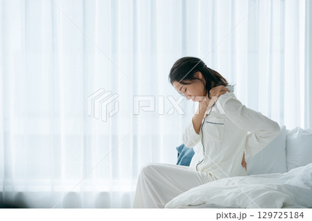疲れた表情で起きる女性 疲れた表情で起きる女性 129725184