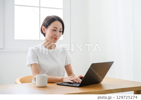 自宅でテレワークをする女性 自宅でテレワークをする女性 129725274