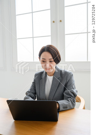 自宅でテレワークをする女性 自宅でテレワークをする女性 129725284