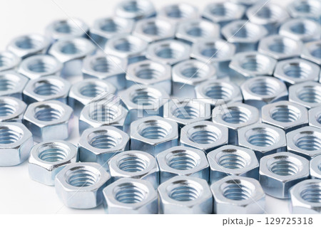 たくさん並んだナット たくさん並んだナット 129725318